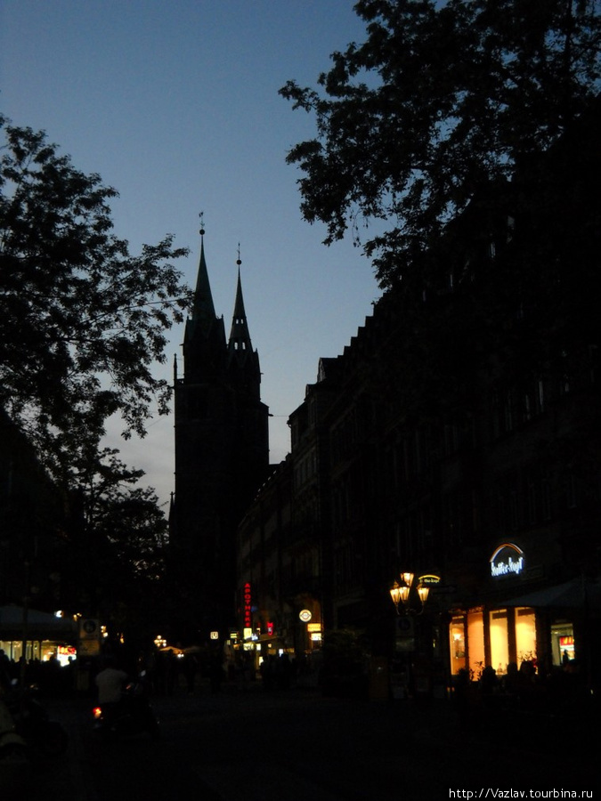 Силуэты в ночном небе Нюрнберг, Германия