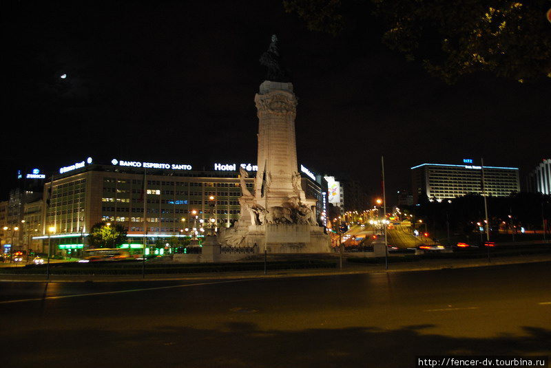 Авенида Свободы упирается в знаменитую площадь Маркус де Помбал Лиссабон, Португалия