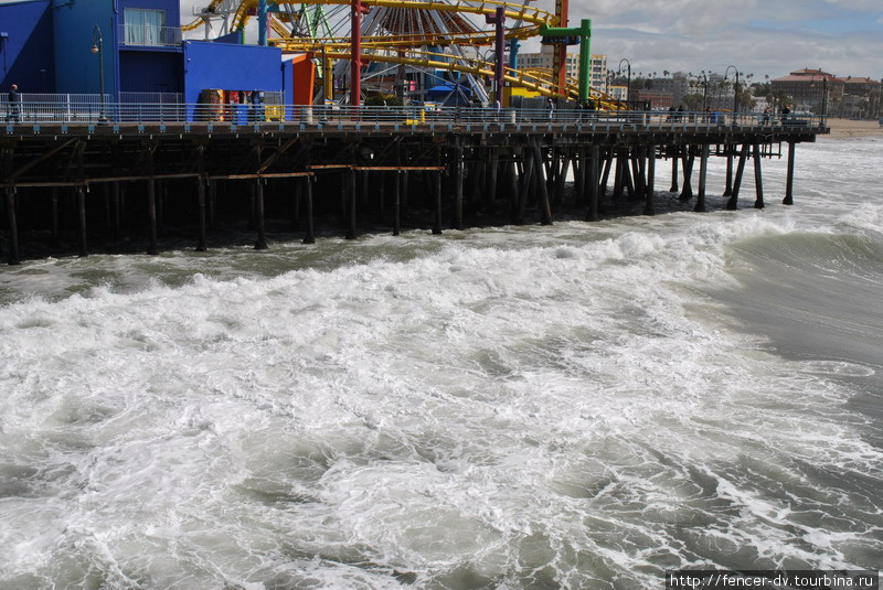 Океанские волны разбиваются о пирс Штат Калифорния, CША