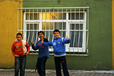 Стамбульские дети. Они играют в мяч прямо на проезжей части. Очень весёлые.