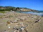 Брошеный пляж. Весь мусор выносит на берег штормами.