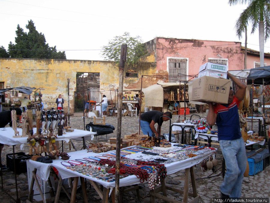 Сувенирный рынок закрывается Тринидад, Куба