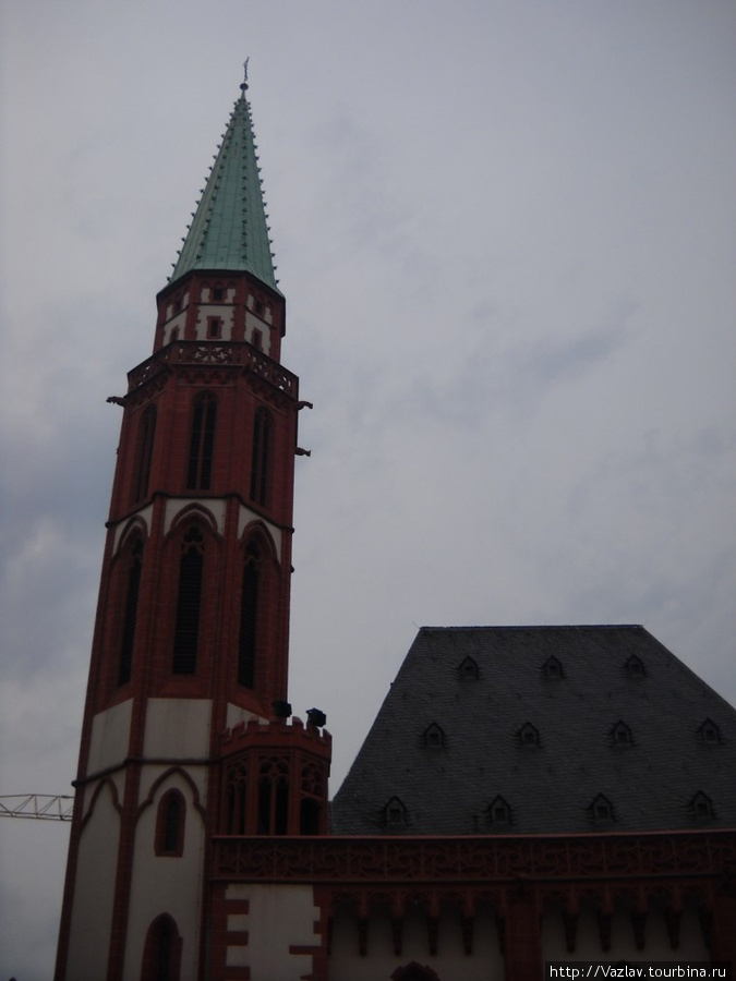 Башня упирается в небо Франкфурт-на-Майне, Германия