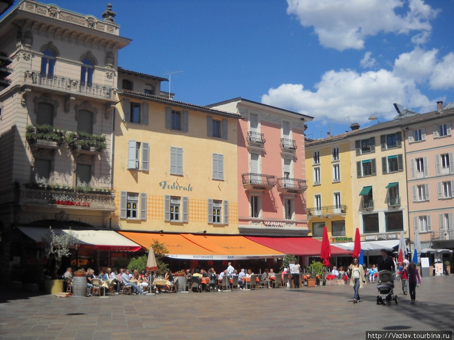 Площадь и уличные кафе Лугано, Швейцария