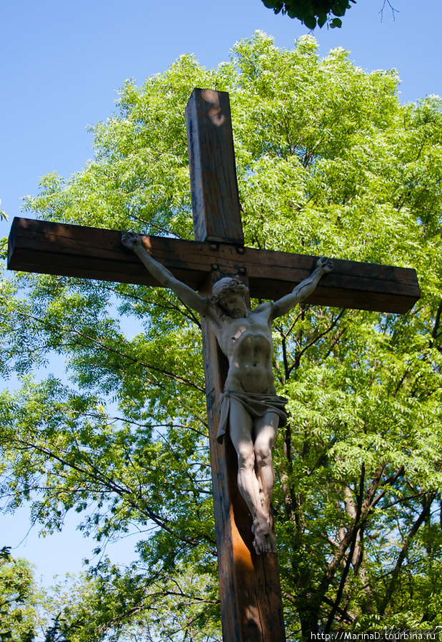 Памятный крест установлен несколько лет назад как предверие Мемориала жертвам Голодомора Киев, Украина