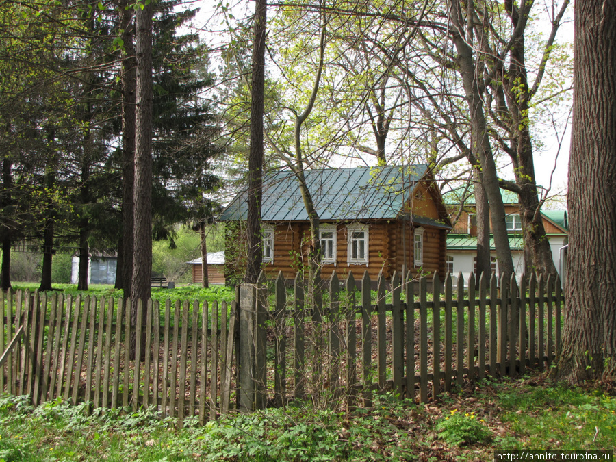 Усадьба Вареникова. На переднем плане — флигель, вдалеке — дом Вареникова, в котором сейчас располагается театральная школа им. А. П. Чехова. Мелихово, Россия