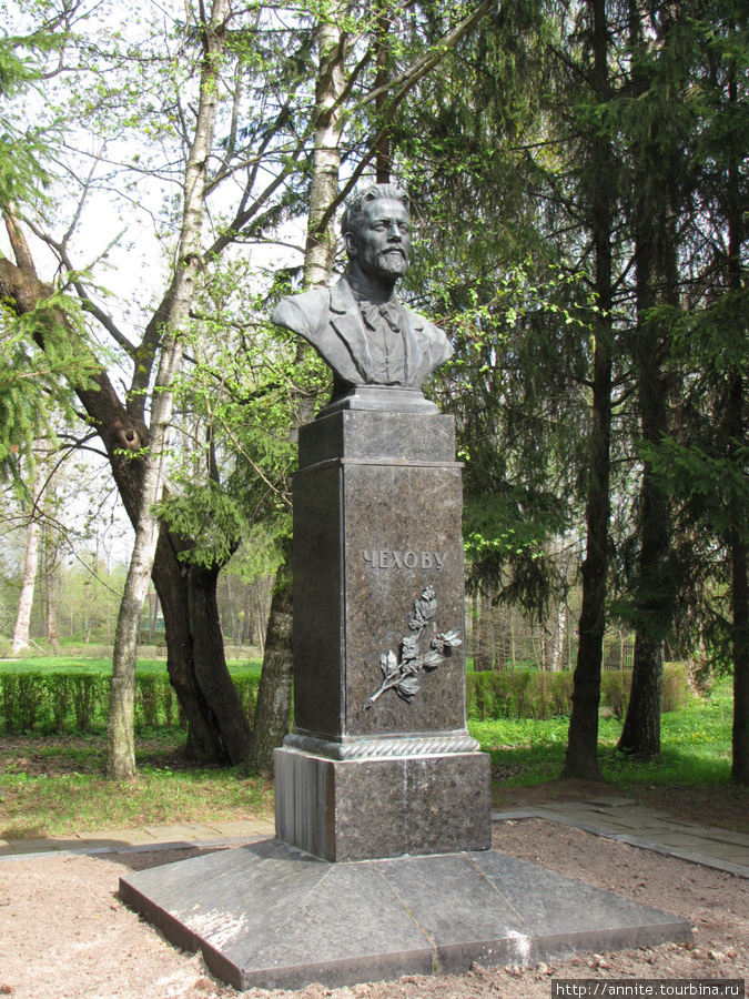 Памятник А.П.Чехову (скульптор Мотовилов)  на сиреневой аллее. Мелихово, Россия