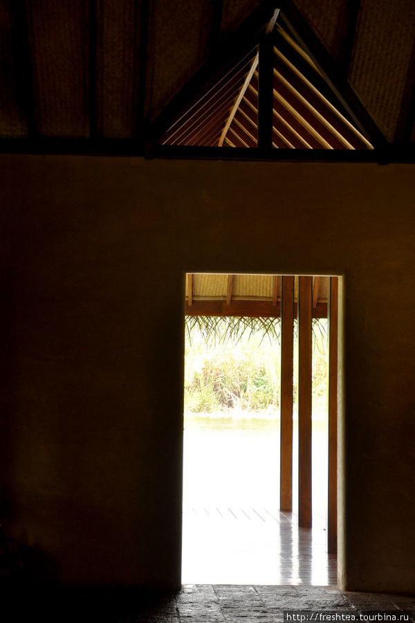 Дышится здесь легко даже в зной — тростниковые крыши и перекрытия из древесины кокосовой пальмы здесь используют для строительства жилья с древности.