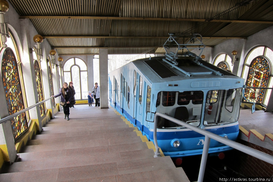 вагон готовится к отправлению с верхней станции Киев, Украина
