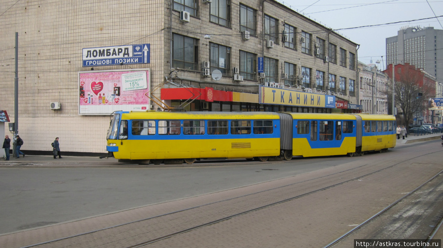 вагон Киевского скоростного трамвая на станции «улица Старовокзальная» Киев, Украина