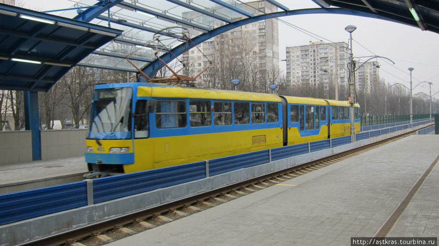 вагон Киевского скоростного трамвая на станции «Ромена Роллана» Киев, Украина