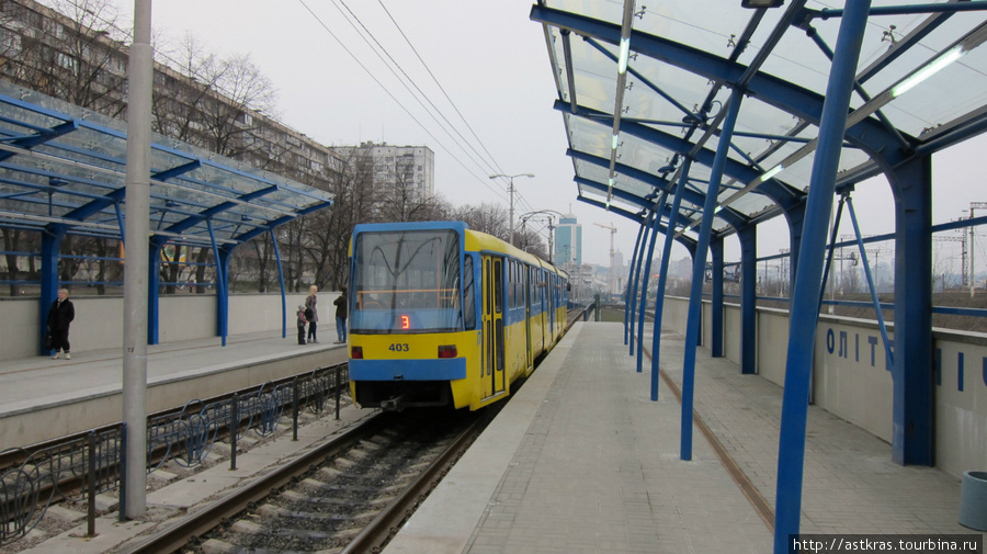 вагон Киевского скоростного трамвая на станции «Политехническая» Киев, Украина