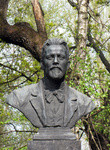 Памятник Чехову в сиреневой аллее.