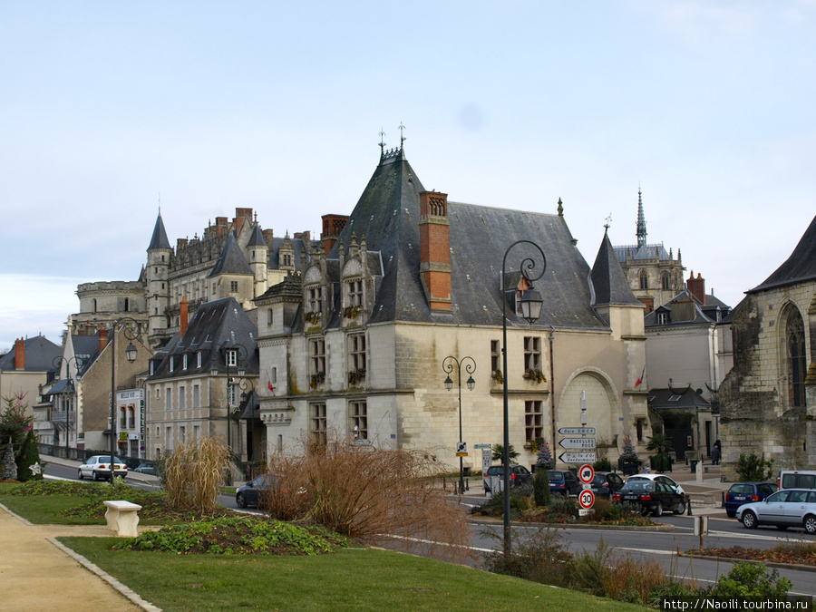 Трехэтажный замок - королевский молодой двор. Амбуаз, Франция