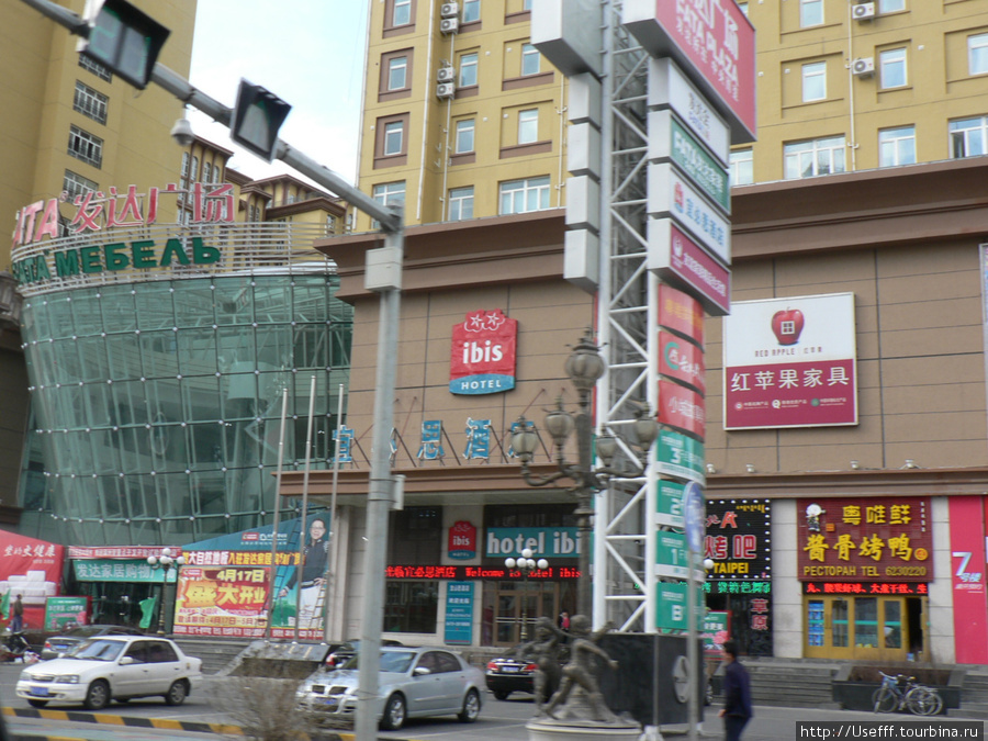 Многочисленные магазинчики, забегаловки и гостиницы в центре Манчжурии Маньчжурия, Китай