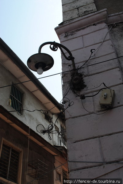 Наперсток по занзибарски: угадай, какой кабель идет к фонарю. Стоун-Таун, Танзания