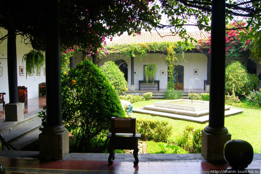 Внутренний двор — патио Антигуа, Гватемала