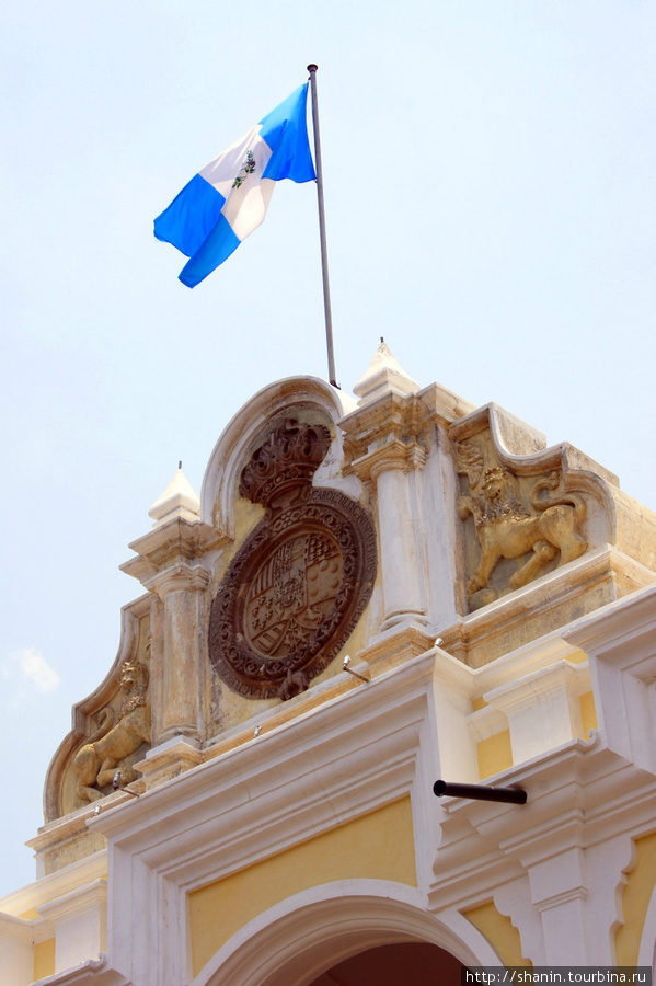 Флаг над Большим дворцом Антигуа, Гватемала