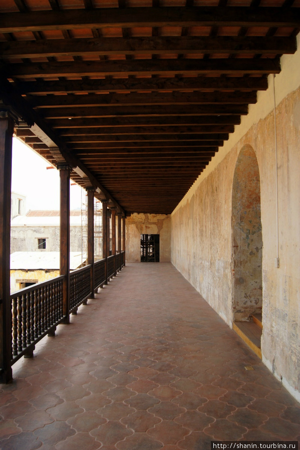 На террасе второго этажа дворца Антигуа, Гватемала