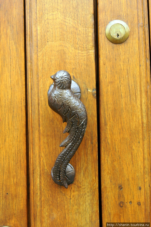 Дверная ручка под старину — на новой двери Антигуа, Гватемала