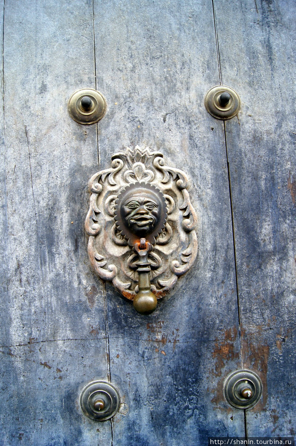 Старые, но очень надежные двери Антигуа, Гватемала