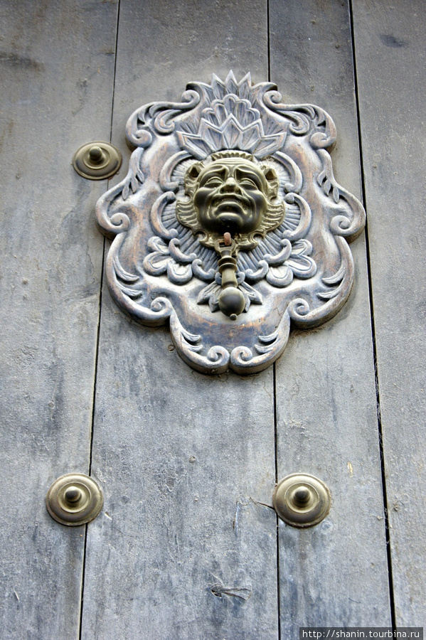 Старая дверь в Антигуа Антигуа, Гватемала