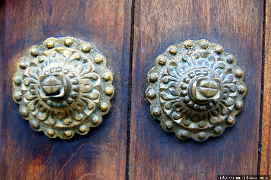 Старые, но очень надежные двери Антигуа, Гватемала