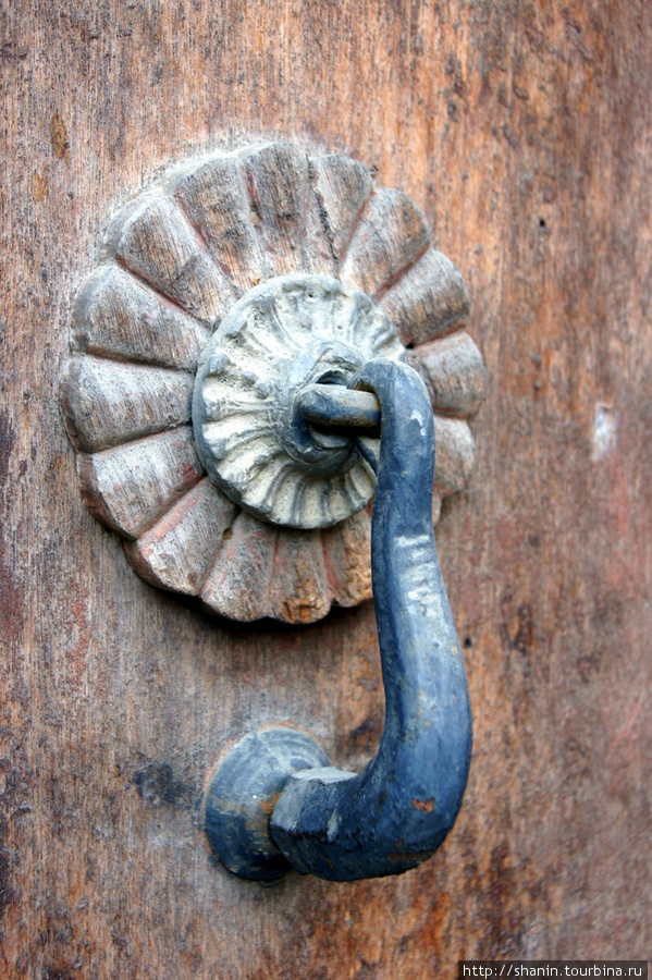 Старая дверная ручка и она же молоточек (вместо звонка) Антигуа, Гватемала