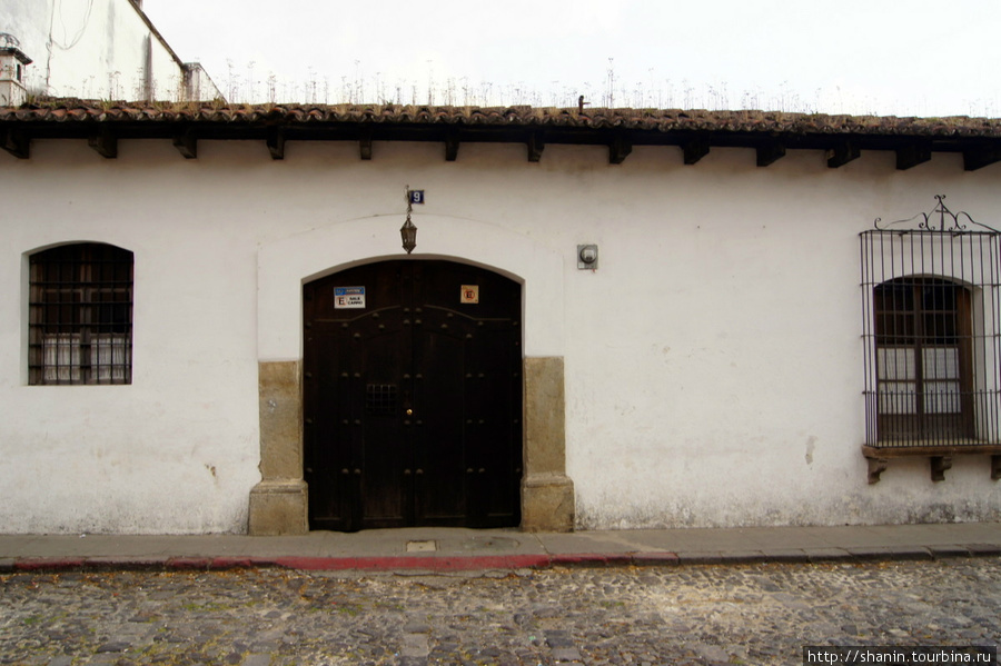 Типичный дом с типичной дверью Антигуа, Гватемала