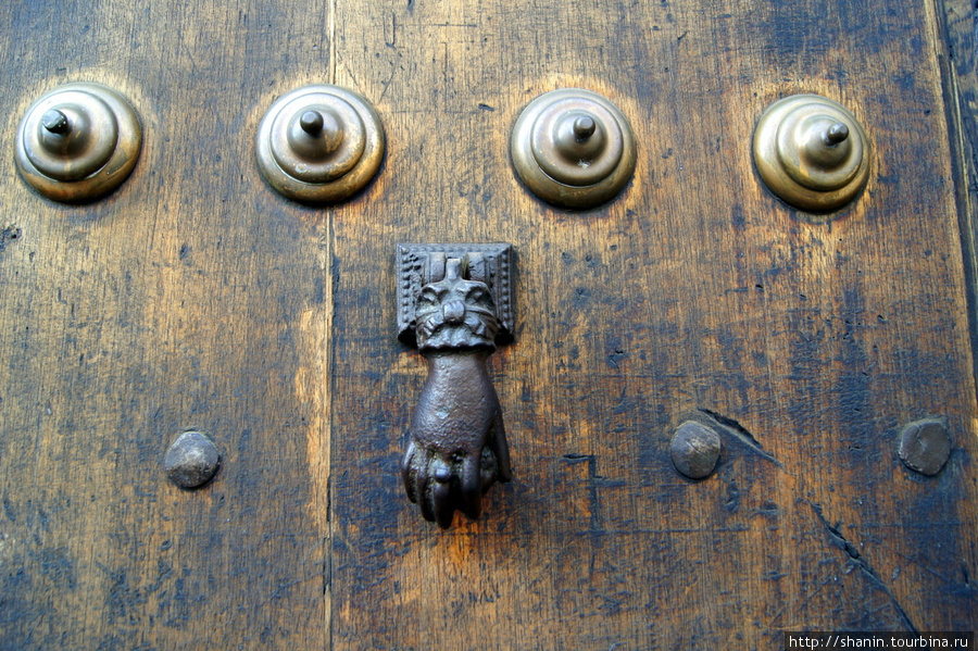 Старая деревянная дверь с медными элементами Антигуа, Гватемала
