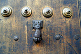 Старая деревянная дверь с медными элементами