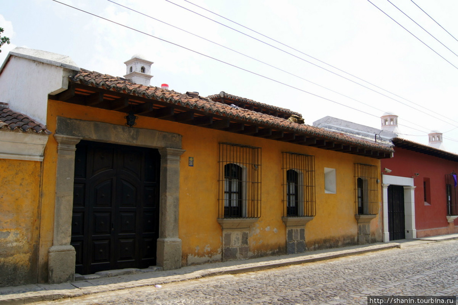 Город в оттенках желтого цвета Антигуа, Гватемала