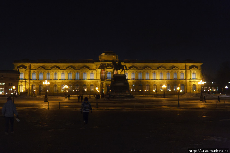 Zwinger. Вид с Театральной площади.
Левая часть здания — Rüstkammer (Оружейная палата). Правая часть здания — Gemäldegalerie Alte Meister (Галерея старых мастеров, она же Дрезденская галерея) Дрезден, Германия