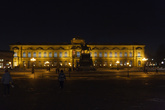 Zwinger. Вид с Театральной площади.
Левая часть здания — Rüstkammer (Оружейная палата). Правая часть здания — Gemäldegalerie Alte Meister (Галерея старых мастеров, она же Дрезденская галерея)
