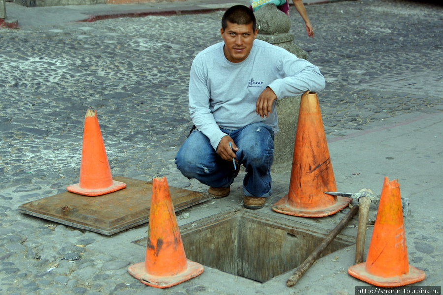 Работник ремонтной бригады Антигуа, Гватемала
