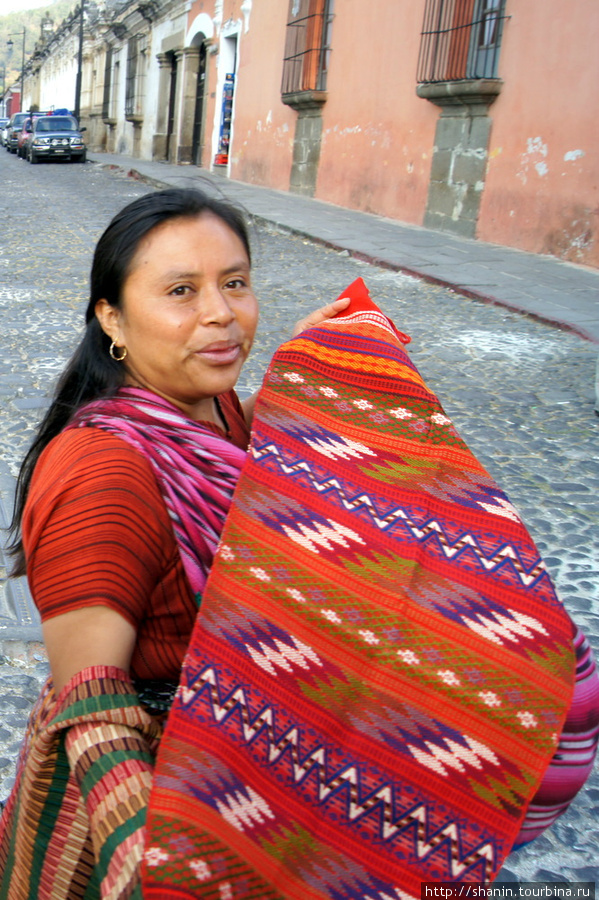 Продавщица текстильных изделий на улице Антигуа, Гватемала