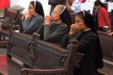 Монашки в церкви