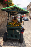Торговец фруктами с тележкой