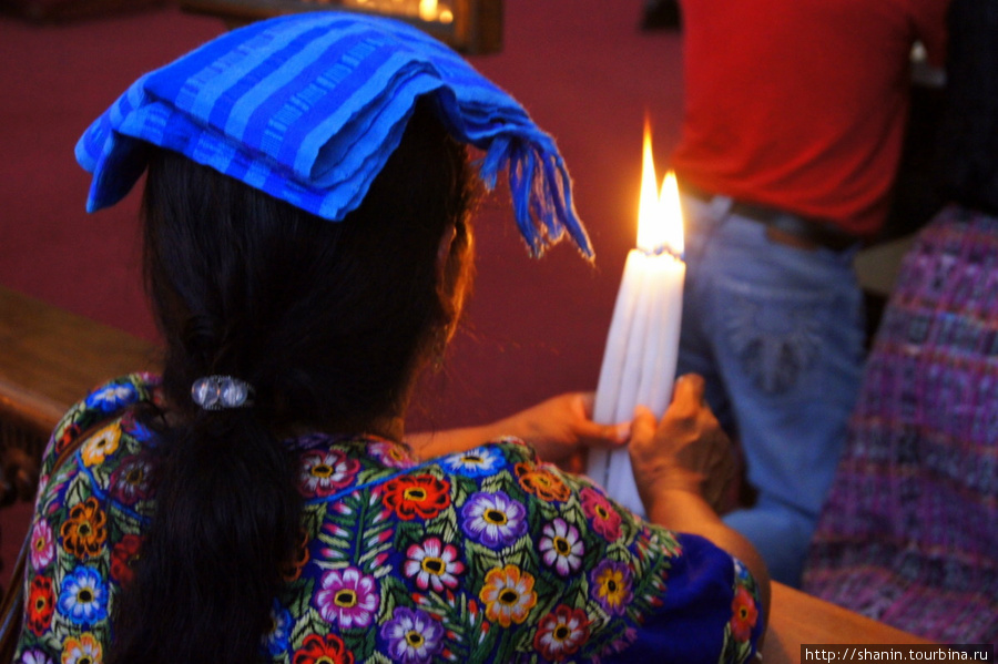 Прихожанка со свечами Антигуа, Гватемала