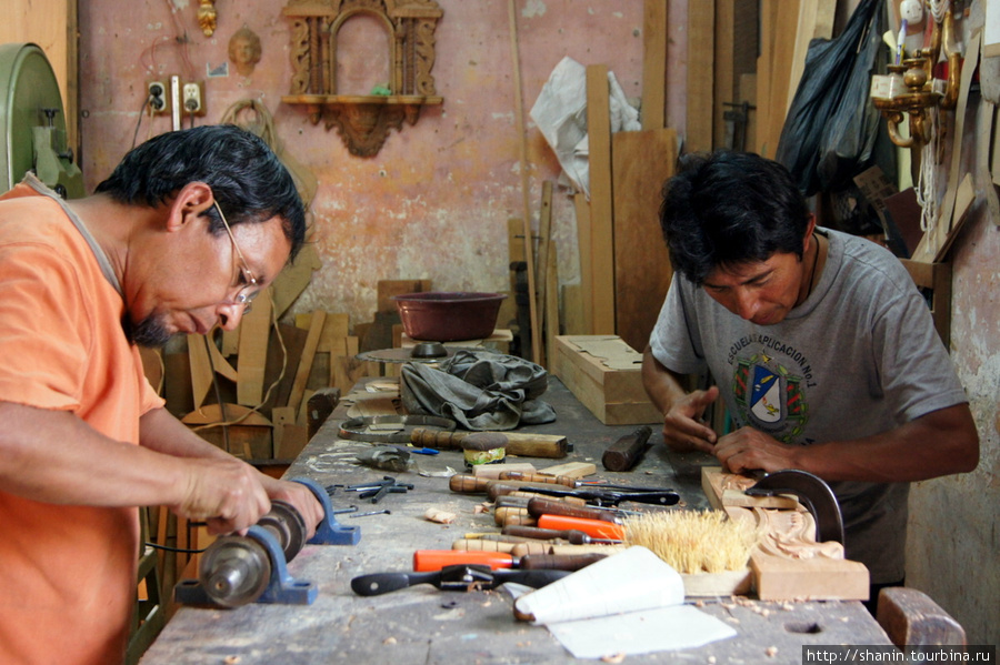 Работники столярной мастерской Антигуа, Гватемала