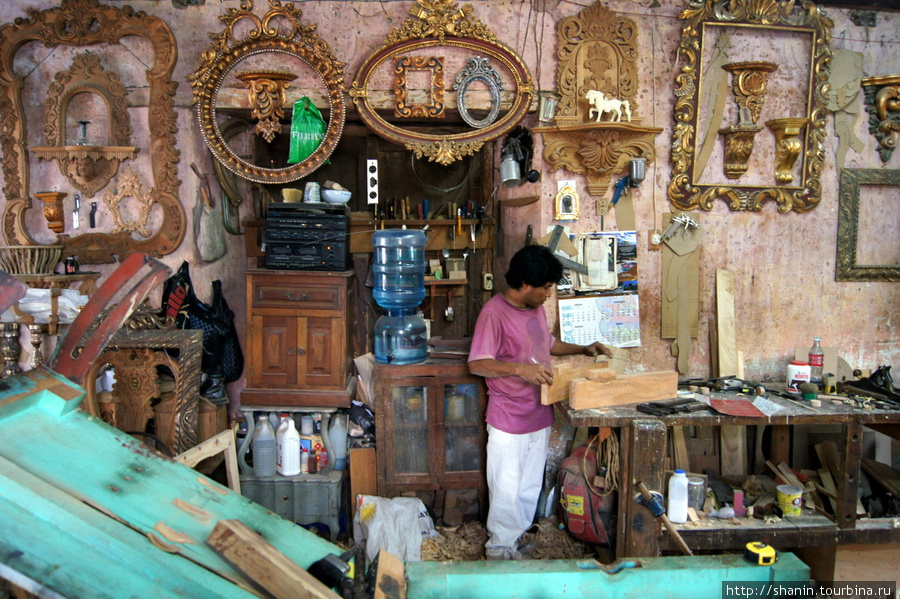 В столярной мастерской Антигуа, Гватемала