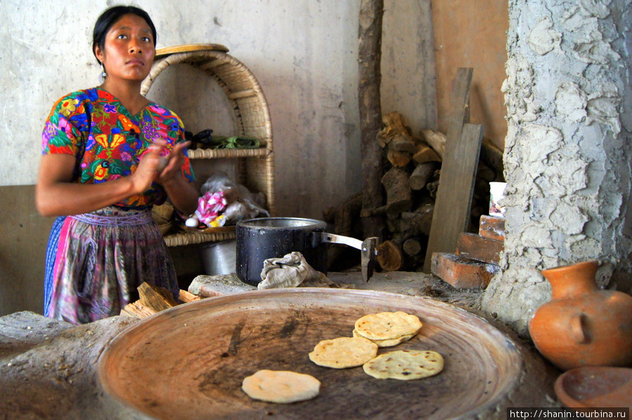 Кухарка с такосами Антигуа, Гватемала