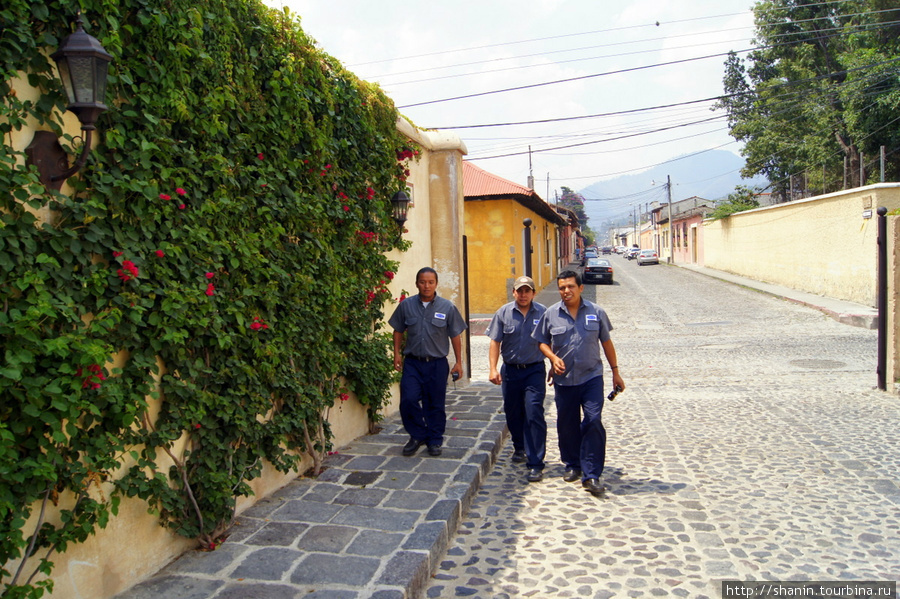 Рабочие на улице Антигуа, Гватемала