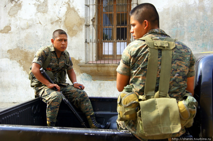 Военные в пикапе Антигуа, Гватемала