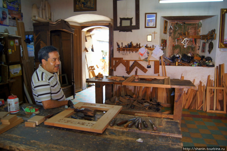 В столярной мастерской Антигуа, Гватемала