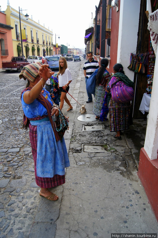 Торговка сувенирами Антигуа, Гватемала
