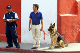 Охранник и мужик с собакой
