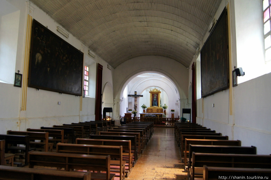 В церкви Голгофы в Антигуа Антигуа, Гватемала
