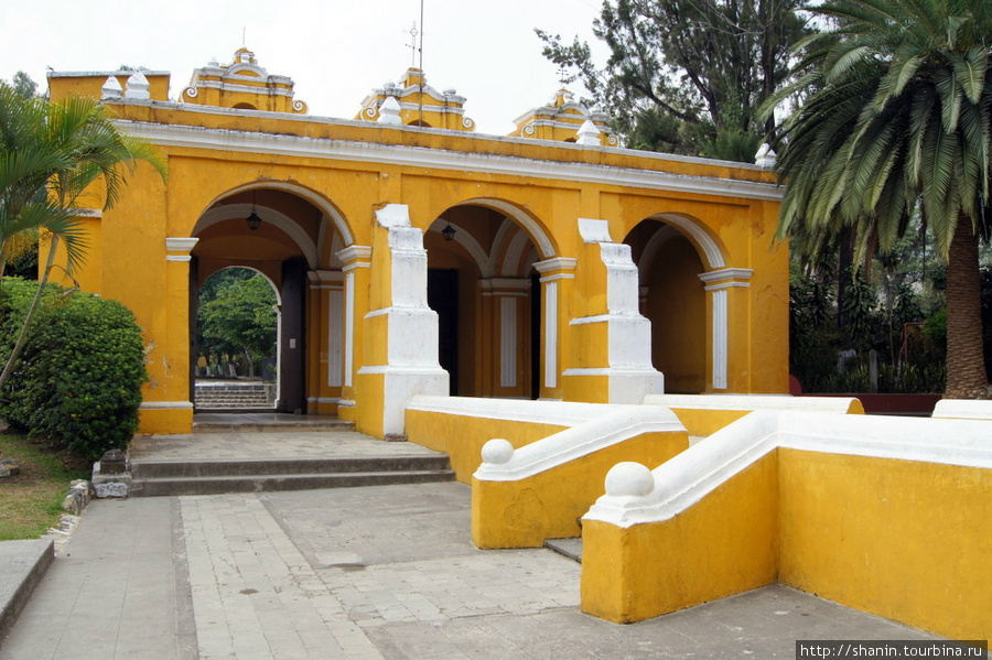 В церкви Голгофы в Антигуа Антигуа, Гватемала