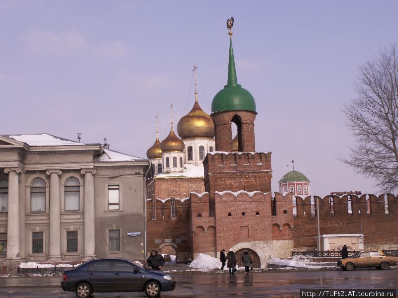 Башня Одоевских ворот.Слева музей самоваров. Тула, Россия